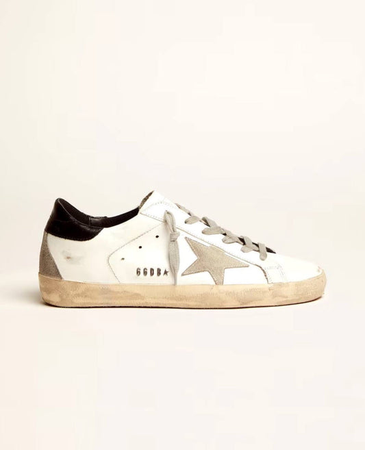 GOLDEN GOOSE
Super-Star with black heel tab and metal stud lettering